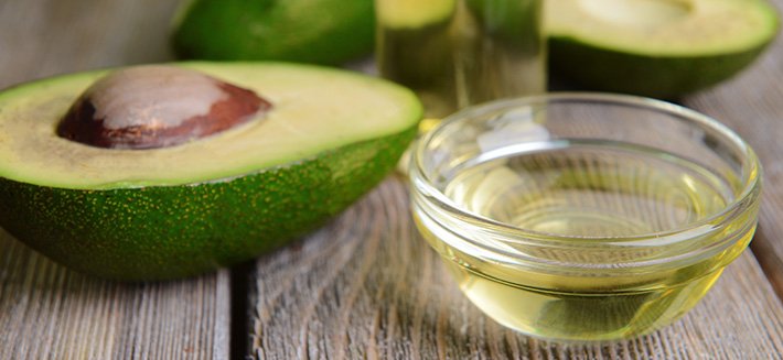 L'olio di avocado è ideale per la pelle e i capelli